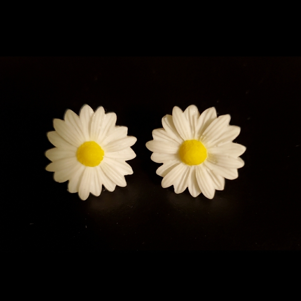 Handmade Daisy stud earrings.